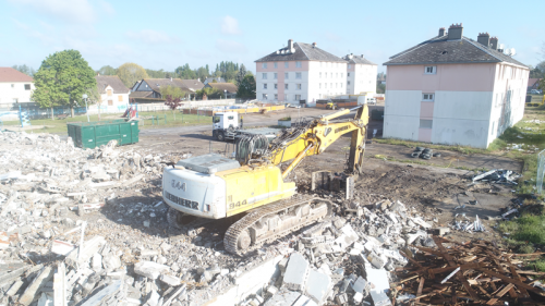 Démolition d&#039;une résidence à Sully sur Loire dans le Loiret - travaux publics
