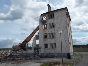 Démolition d'une résidence à Sully sur Loire dans le Loiret - travaux publics