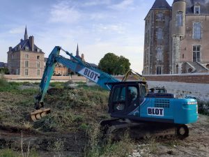 Travaux douves château Bellegarde Loiret - Travaux Publics - Patrimoine - Blot