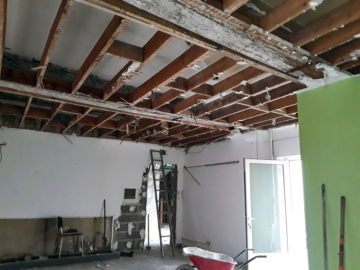 déconstruction Intérieur du bâtiment après dépose des éléments de plafond lors du curage