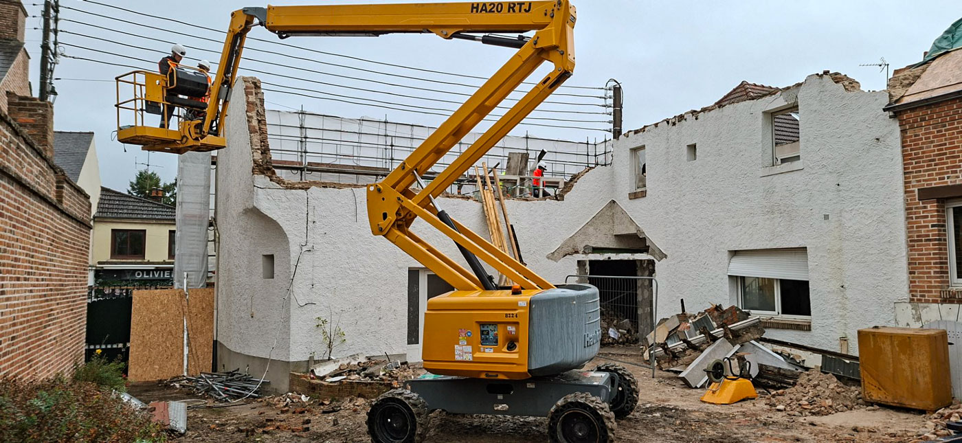 Intervention en nacelle lors de la déconstruction progressive des parties hautes du bâtiment