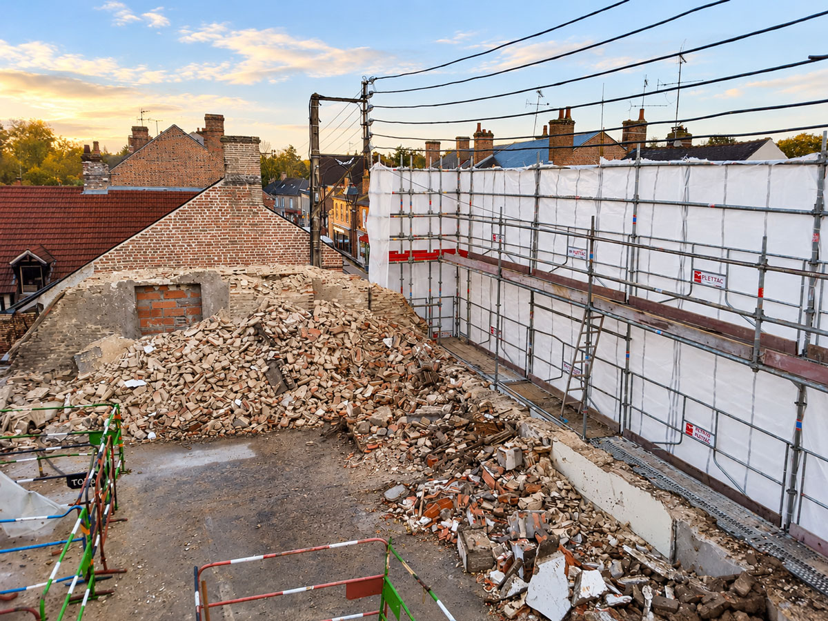 Vue du chantier de déconstruction et des protections installées contre les constructions voisines