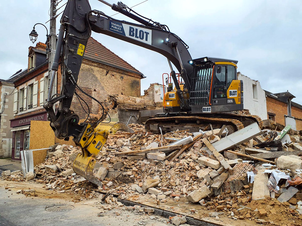 Pelle BLOT en action lors de la démolition du bâtiment en centre-ville de La Ferté-Saint-Aubin