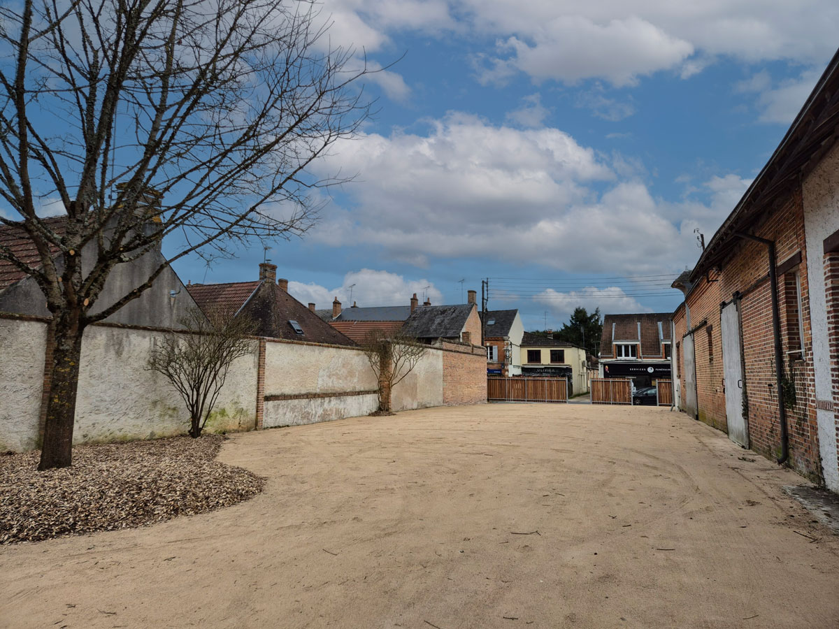 Vue de la parcelle libérée après les travaux de démolition à La Ferté-Saint-Aubin