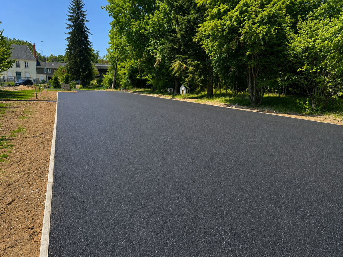 Revêtement en enrobé du parking de la maison de santé de Saint-Jean-le-Blanc après les travaux