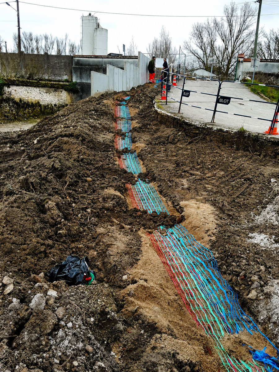 Pose des réseaux enterrés lors des travaux de VRD de la maison de santé de Saint-Jean-le-Blanc