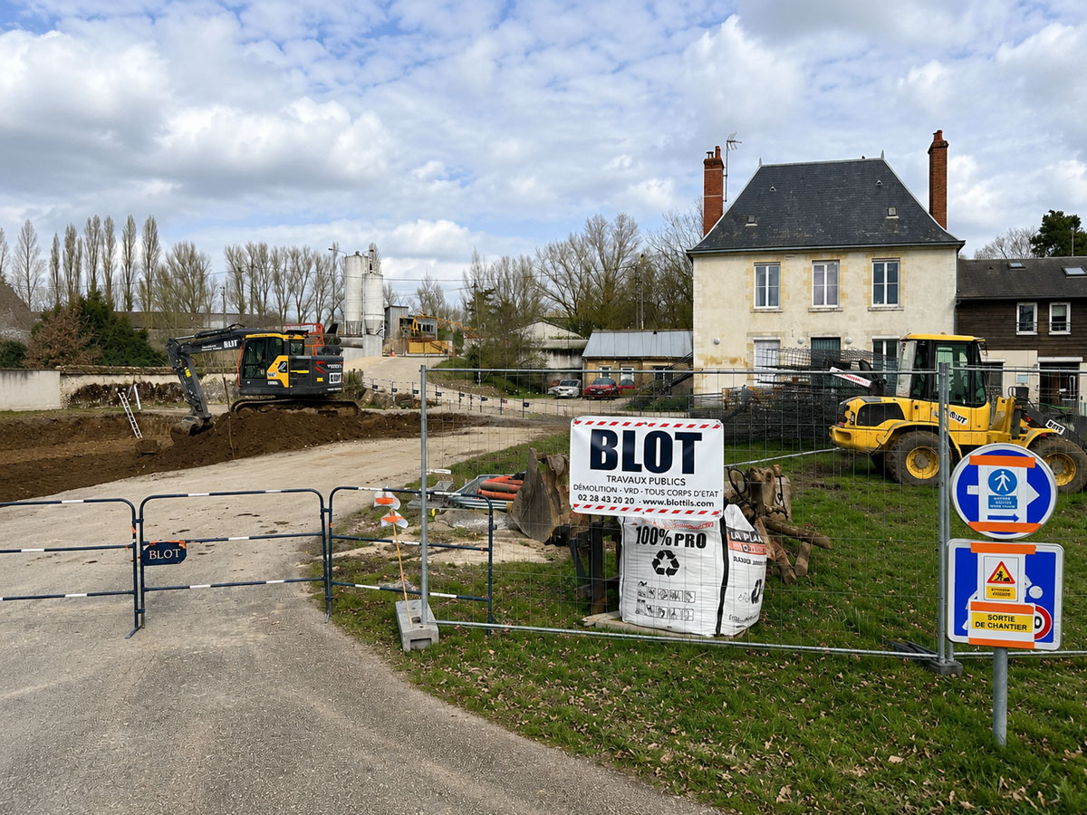 Vue générale du chantier de la maison de santé de Saint-Jean-le-Blanc avec les engins BLOT