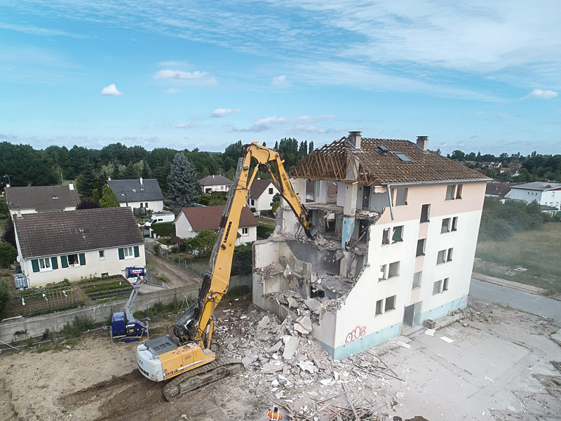 Démolition d’un immeuble à Sully-sur-Loire par les équipes BLOT