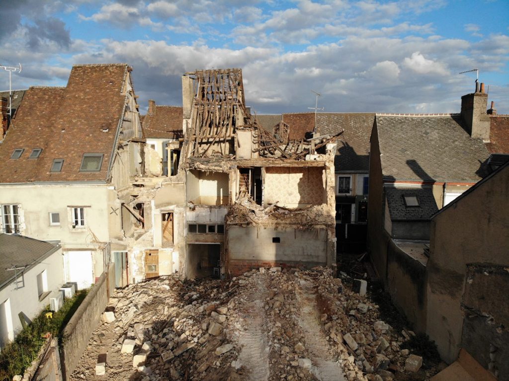 Démolition d’un bâtiment en centre-bourg à Cloyes-sur-le-Loir par BLOT