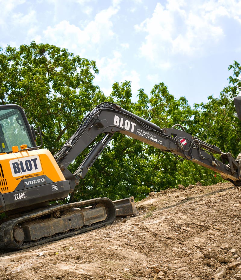 Pelle BLOT sur un chantier de travaux publics à Vennecy